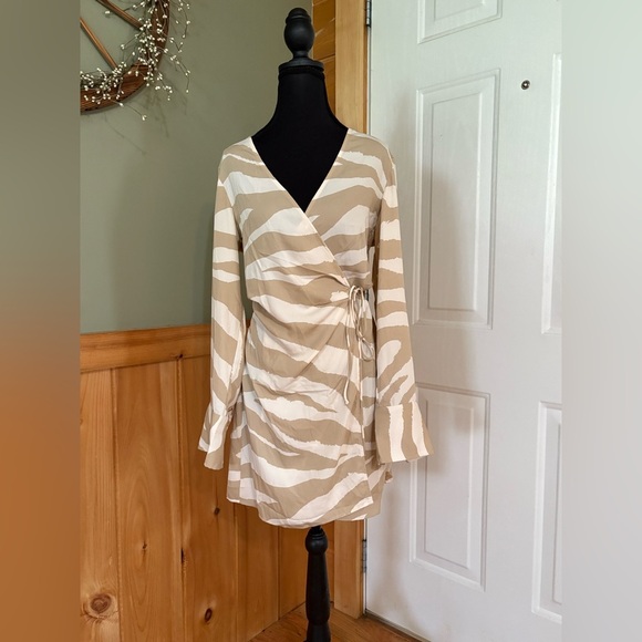 H&M Tan and White Wrap Dress size Small Zebra Print - Picture 1 of 5
